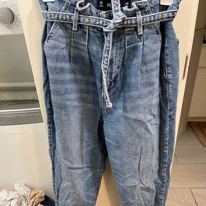 Hollister “Mom” Jeans-high waisted